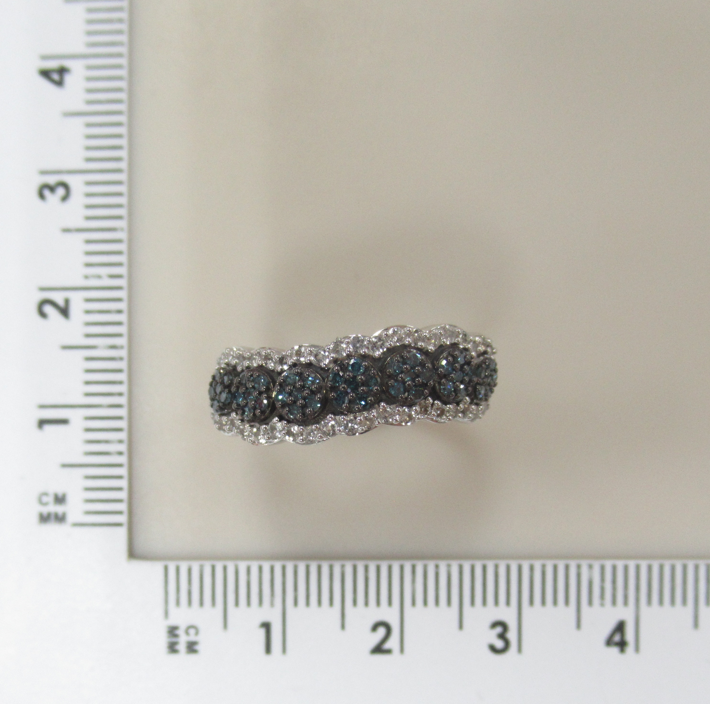 Серебряное кольцо с голубыми бриллиантами